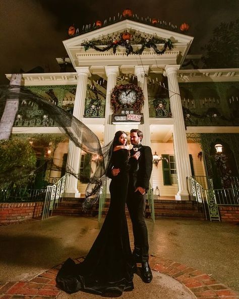 Haunted House Wedding, Haunted Mansion Wedding, Spooky Disney, Haunted Mansion Disneyland, Universal Vacation, Wedding Disney, Disney Weddings, Wedding Aesthetics, Disney Haunted Mansion