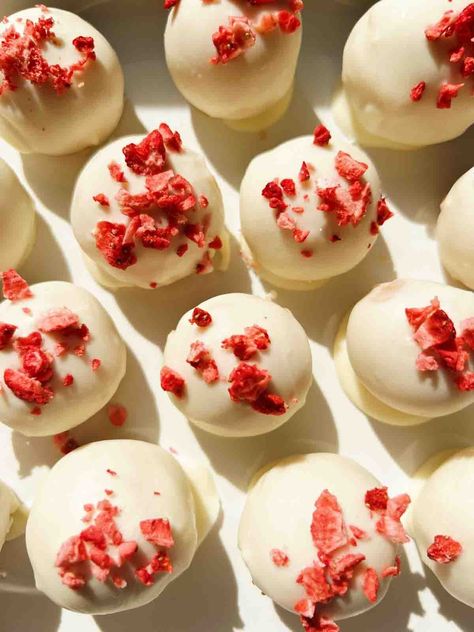 Strawberry Shortcake Oreo Truffles Golden Oreo Cookies, Strawberry Shortcake Truffle, Healthy Candy Recipes, Strawberries Cream Cheese, Mackenzie Smith, Oreo Truffles Recipe, Cheesecake Oreo, Golden Oreo, Healthy Candy