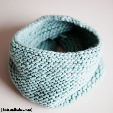 Ravelry: Seamless Garter Stitch Cowl by Diana Levine Easy Cowl Knitting Pattern, Snood Knitting Pattern, Knit Cowl Pattern Free, Chunky Knitting Patterns, Knit Ideas, Cowl Knitting Pattern, Cowl Pattern, How To Purl Knit, Knit In The Round