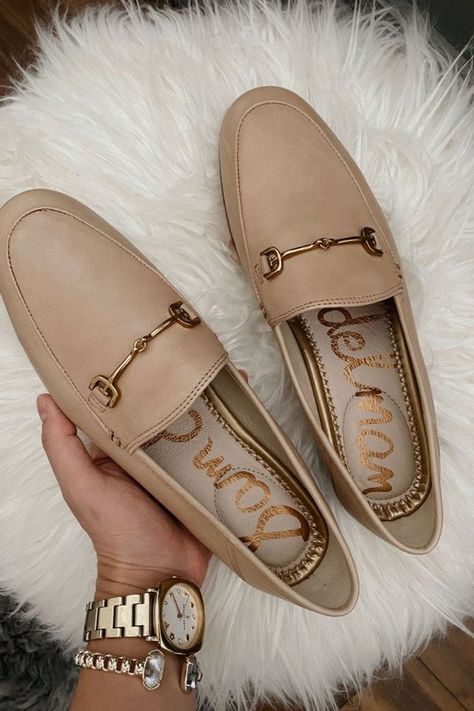 Bronze Loafers Outfit, Summer Shoes For Work, Tan Shoe Outfits Women, Spring Work Shoes Business Casual, Classy Work Shoes Women, Comfy Slip On Shoes, Tan Loafer Outfits Women, Work Shoes Women The Office Comfy, Stylish Work Shoes