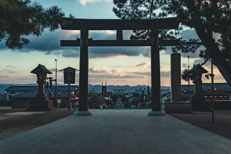 The road to Izumo, Shimane : japanpics Eiji Okumura, Urban Samurai, City Japan, Shimane, Cyberpunk Fashion, Banana Fish, Travel Bucket List, Marina Bay Sands, Patio Umbrella