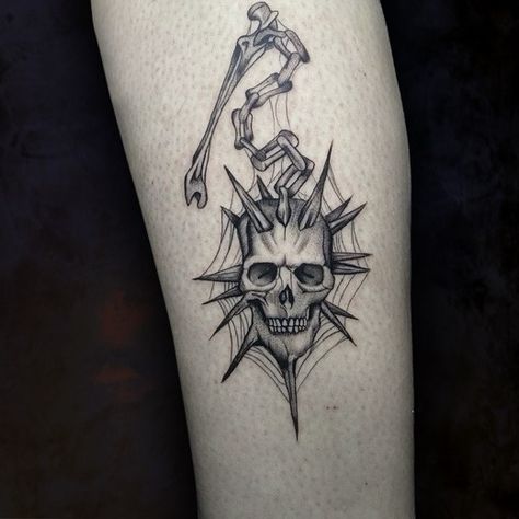 💀 **Ruptura e Poder Interior** 💀 Esta tatuagem impactante apresenta um crânio cercado por espinhos, simbolizando proteção e resistência, enquanto uma corrente de ossos se estende, sugerindo uma conexão com forças primordiais e uma ruptura com o convencional. O design em blackwork realça o contraste e a intensidade da imagem, trazendo à tona uma atmosfera de mistério e poder. Ideal para quem busca uma tatuagem que vá além do visual, esta arte representa a força interior, a transgressão e o d... Siren Tattoos, Dark Tattoo Ideas, Rip Tattoos For Mom, Dark Feminine Tattoos, Gotik Tattoo, Feminine Skull Tattoos, Shadow Tattoo, Feminine Tattoo Sleeves, Goth Tattoo