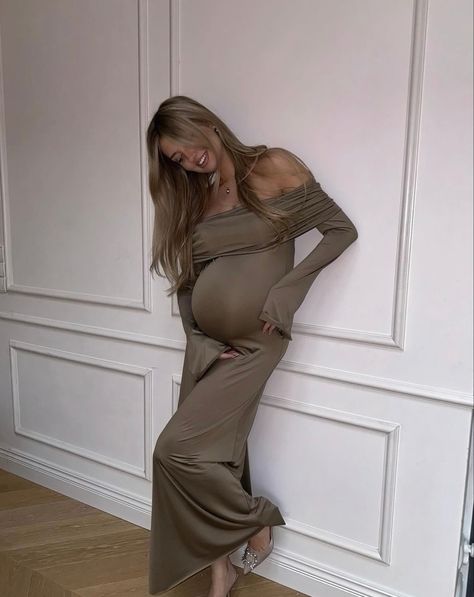 Beige golden festive party wedding dress blonde caramel vanilla aestetic clean elegant it girl quietluxury old money style Old Money Pregnant, Old Money Pregnant Outfits, Elegant Pregnancy Outfits, Pregnant Dress Elegant, Maternity Instagram, Genshin Impact Oc, Pregnant With A Girl, Money Dress, Pregnant Outfits