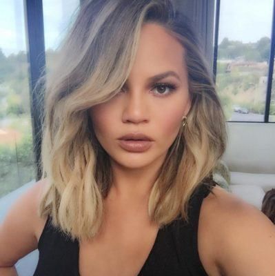 Haircuts Celebrities, Chrissy Teigen Hair, Chrissy Tiegan, Celebrity Haircuts, Celebrity Makeup Looks, Summer Makeup Looks, Chrissy Teigen, Celebrity Makeup, Years Younger