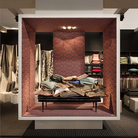 Furniture Display Ideas, Carpet Store Design, Carpet Exhibition, Homeware Display, Bedding Display, Carpet Display, Interior Showroom, Creative Beds, Curtain Store