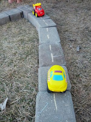 DIY Outdoor Roads: What a cute idea for kids! Outdoor Playscapes, Preschool Playground, Outdoor Play Space, Outdoor Play Spaces, Outdoor Play Areas, Outdoor Play Area, Kids Outdoor Play, Natural Playground, Outdoor Classroom