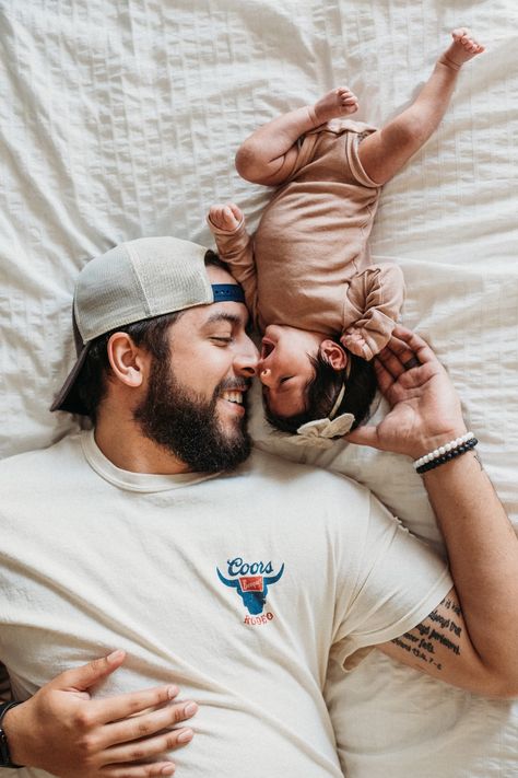 Newborn photography ideas. Daddy and daughter. Newborn Photography Ideas, Daughter Photo Ideas, Daddy And Daughter, Newborn Family Photos, Father And Baby, Photography Poses Family, Toddler Photography, Baby Poses, Birth Photography