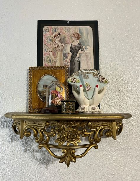 Ornate Shelf, Vintage Wall Shelves, La Bedroom, Cozy Room Ideas, Vintage Vanity Decor, Room Ideas For Men, Vintage Wall Shelf, Shelf Decorating, Room Ideas For Men Bedroom