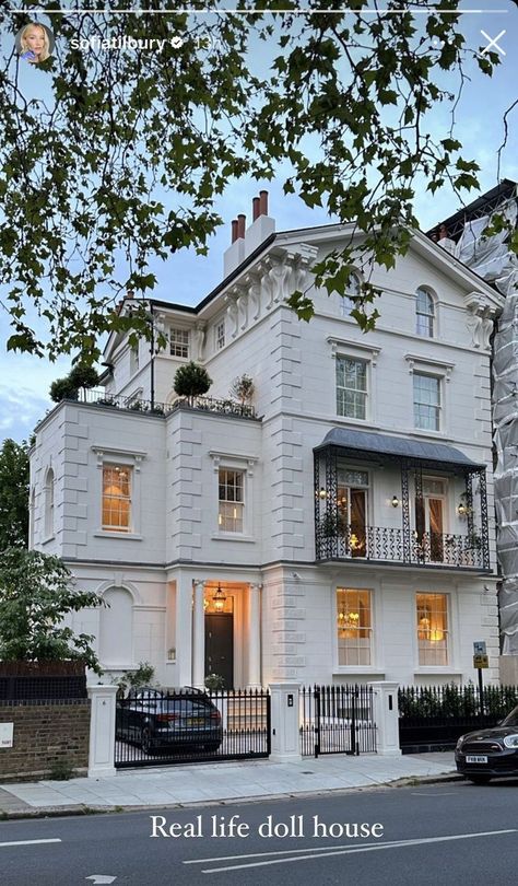 Chelsea London Houses, London House Aesthetic, London Luxury Apartment, Chelsea Townhouse, English Townhouse, Townhouse Exterior, Apartment Exterior, London Houses, London Dreams