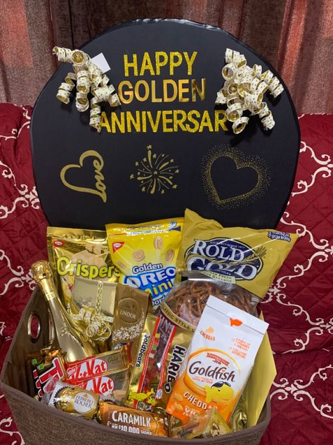 Color Party Basket Ideas Gold, Gold Theme Gift Basket, Gold Color Party Basket, Black And Gold Gift Basket, Golden Birthday Basket, Gold Gift Basket Ideas, Gold Gift Basket, Anniversary Gift Basket, Golden Birthday Gifts