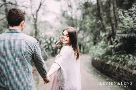 Hamilton Gardens engagement photo shoot {New Zealand wedding - couple photographer} Disneyland Couples Pictures, Couples Travel Photography, Prenup Photos Ideas, Prenuptial Photoshoot, Shooting Couple, Couple Poses Drawing, New Zealand Wedding, Poses Drawing, Engagement Photo Shoot