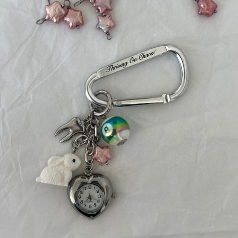 Charm carabiner inspired by one of my favorite childhood cartoons, Alice In Wonderland. ☆ Hand-dyed pink freshwater pearl stars ☆ Working watch with a battery included ☆ Double sided text * To activate watch battery, remove the white plastic on the knob and push knob inwards MATERIALS Freshwater pearls, plastic, 18K white gold plated over brass MEASUREMENTS Carabiner size: 3 x 5.5 cm Carabiner Keychain Aesthetic, Cute Pendants, Keychain Aesthetic, 2024 Jewelry, Cord Necklaces, Watch Bracelets, Childhood Cartoons, Carabiner Keychain, Pretty Jewelry Necklaces