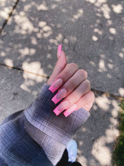 Nails W Boyfriend Initial, Nail Inspo With Initial Pink, Pink Nails With D Initial, Nails W C Initial, Nails With The Letter V On Them, Pink Nails With Initials On Them, Pink Nails With K Initial, Pink Nails Initials, Acrylic Nails For Boyfriend