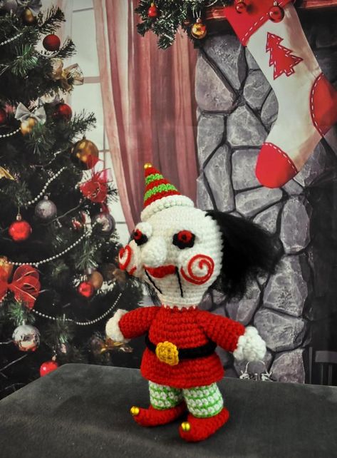 Crochet a Jigsaw-Inspired Elf on the Shelf, Billy the Elf, For Christmas! #crochet #amigurumi #jigsaw #saw #BillyTheElf #handmade #diy #giftideas Crochet Billy From Saw, Elf For Christmas, Billy The Puppet, Saw Series, Alien Plush, Movie Crafts, Horror Prints, Diy Amigurumi, Crochet Hack