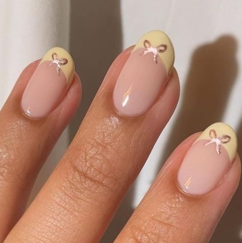 Pale Yellow Nail Ideas, Yellow Bow Nails, Yellow Short Nails Ideas, Gracie Abrams Nails Inspired, Light Yellow Nails Designs, Gracie Abrams Nails, Tsou Concert, 2025 Nails, Biab Nail