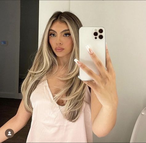 Evelyn Ortiz, Blonde Summer Hair, Blonde Money Piece, Ash Blonde Hair Balayage, Blonde Hair Inspo, Beige Blonde Hair, Bright Blonde Hair, Blonde Summer, Blonde Highlights On Dark Hair