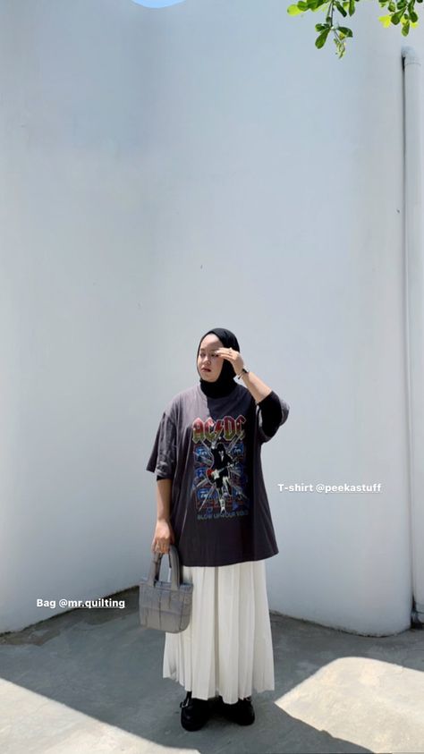 Concert Outfit Ideas Hijab, Ootd Concert, Kaos Rib, Outfit Hijab Ideas, Modest Streetwear, Oversized Tee Outfit, Outfit Ideas Hijab, Hijab Ideas, Big Size Outfit