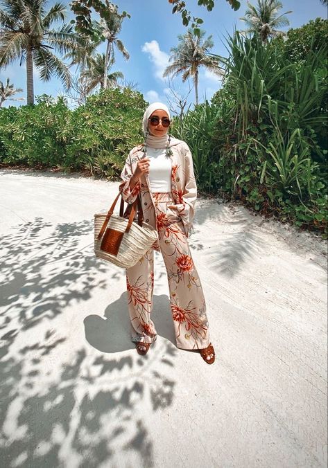 Hijab Honeymoon Outfits, Island Outfit Ideas Hijab, Modest Outfits Beach, Tropical Hijab Outfit, Modest Maldives Outfits, Honeymoon Outfits Modest, Maldives Modest Outfit Ideas, Outfit Ideas Beach Vacation Hijab, Maldives Hijab Outfit