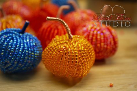 Beaded Pumpkin Craft, Diy Beaded Pumpkin, Beaded Pumpkins, October Diy, Wire Pumpkin, Beaded Pumpkin, Stringing Beads, French Beading, Summer Flowers Garden