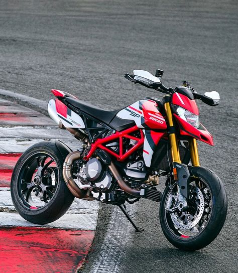 The Hypermotard is the quintessential fun bike for those who want to enjoy every turn and cannot resist the style of the boldest Ducati liveries. Hypermotard Ducati, Ducati Hypermotard 950, Ducati Motorbike, Ducati Motor, New Ducati, Moto Ducati, Ducati Hypermotard, Honda Bikes, Ducati Motorcycles