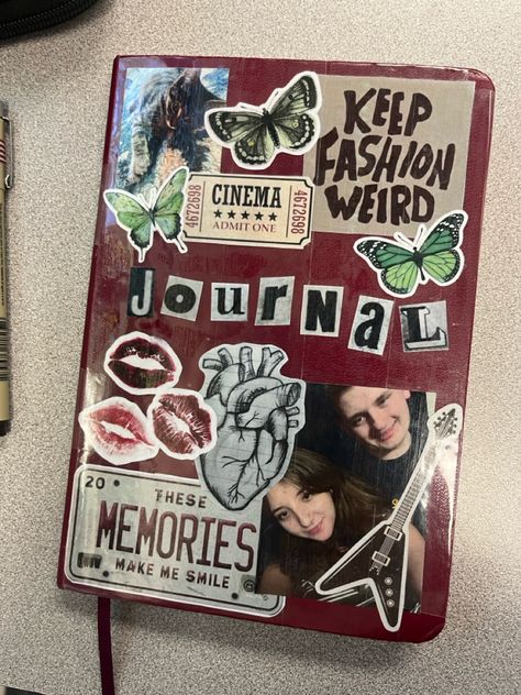 s Grunge Diary Ideas, Art Journal Cover Page Ideas, Decorating Folders For School, Alt Scrapbook Ideas, Notebook Art Drawings Journal Ideas, Decorate Notebook Cover Ideas, Jernoul Ideas Aesthetic, Art Collage Journal, Sketchbook Collage Cover