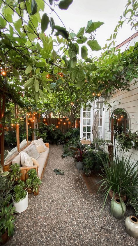 Private Small Garden, Mini Backyard Ideas, Garden Courtyard Ideas, Small Garden Uk, Small Courtyard Garden Ideas, Tiny Courtyard Garden, French Backyard, Small Back Garden, Patio Ideas Townhouse