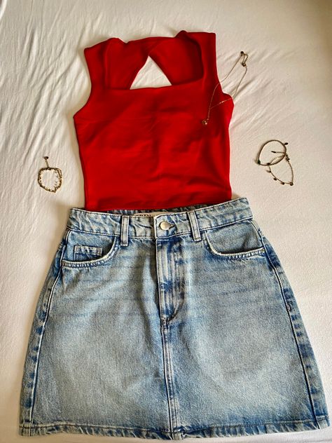 Summer outfit; denim skirt with red top and a lot of jewellery. Outfit Denim Skirt, Red Denim Skirt, Outfit Denim, Denim Skirt Outfits, Red Tank Tops, Red Tank, Jean Top, Red Skirts, Red Outfit