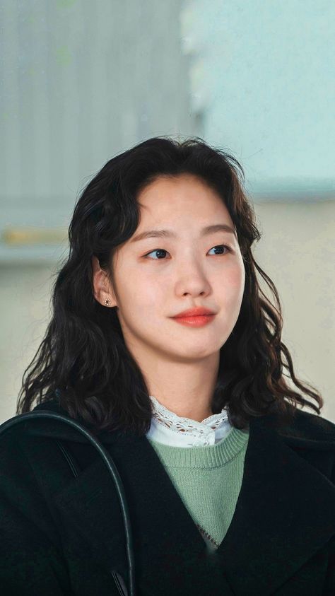 Kim Go Eun Hair, Face Drawing Reference, Kim Go Eun, Women's Portrait Photography, Permed Hairstyles, Student Fashion, Medium Hair Cuts, Beautiful Ladies, Korean Actress