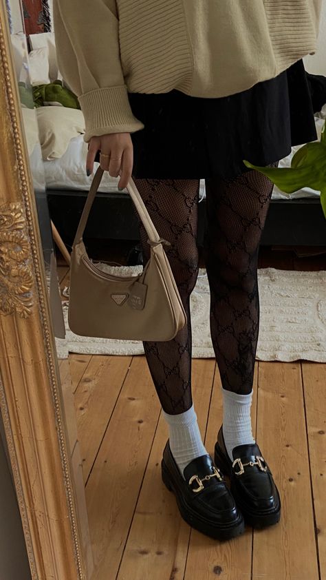 old money, prada, vintage, loafer, gucci, fall fit, autumn Cute Loafers Women Outfit, Gucci Loafers Aesthetic, Loafer Tights Outfit, Chunky Black Loafers Outfit Fall, Vintage Socks Outfit, Outfits With Doc Loafers, Heel Loafers For Women Outfit, Vintage Outfits With Loafers, How To Style Gucci Loafers