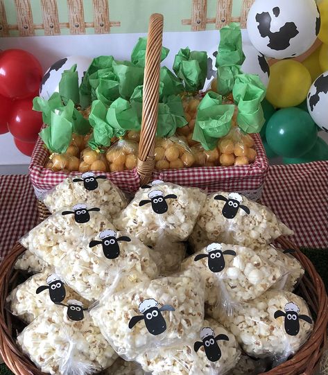 Farm Birthday Cakes, Farm Party Decorations, Farm Themed Party, Farm Animal Party, Farm Themed Birthday Party, Cowboy Birthday Party, Cowboy Birthday, Farm Party, Farm Birthday