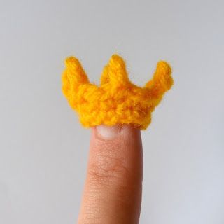 Kim Lapsley Crochets: Mini Crown Crochet Crown Pattern, Crochet Crown, Mini Crown, Confection Au Crochet, Crown Pattern, Crochet Bee, Crochet Applique, Crochet Accessories, Crochet Dolls