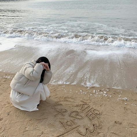 Beachy Aesthetic, Winter Beach, Korean Japanese, Clothes Korean Style, Beach Pictures Poses, Lifestyle Aesthetic, Friend Poses Photography, Japan Aesthetic, Korean Aesthetic