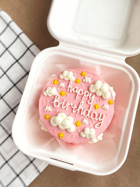 Happy Birthday Bento Cake, Kawaii Birthday Cake, Kawaii Birthday, Buttercream Cake Designs, Cake Story, Cake Cafe, Birthday Cake Pictures, Cake Mini, Girly Cakes