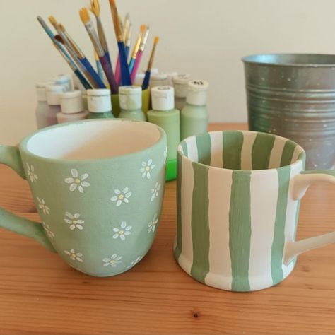 Clean the Mug: Ensure the mug is clean and dry. Plan Your Design: Sketch your design on paper or directly on the mug with a pencil. Paint the Mug: Use ceramic paints or markers to decorate the mug. Apply multiple coats if necessary, allowing each coat to dry before adding the next. For a more polished look, consider using a pottery wheel for the clay mug. Experiment with different glazing techniques, such as dipping, brushing, or sponging. Cute Easy Mug Designs, Painting Pottery Ideas Flowers, Hand Painted Mug Designs, Mug Designs Painted Easy, Green Mugs Aesthetic, Mug Painting Inspiration, Ceramic Mug Designs Painted Easy, Pottery Painting Design Ideas, Paint Your Own Pottery Ideas Mug Simple