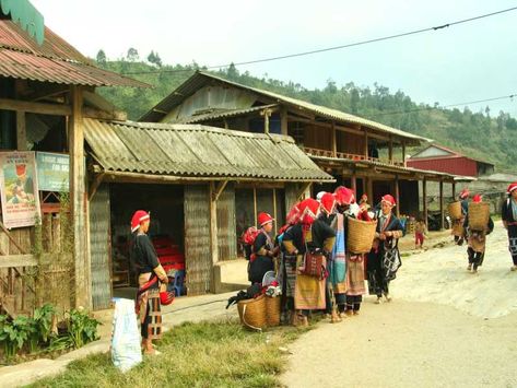 Sapa trekking tour price: the necessary expenses travelers must know #sapatours #sapavietnam Vietnam Backpacking, Sapa Vietnam, Monumental Architecture, Vietnam Voyage, Vietnam Travel Guide, Vietnam Food, Visit Vietnam, Sa Pa, Family Tour