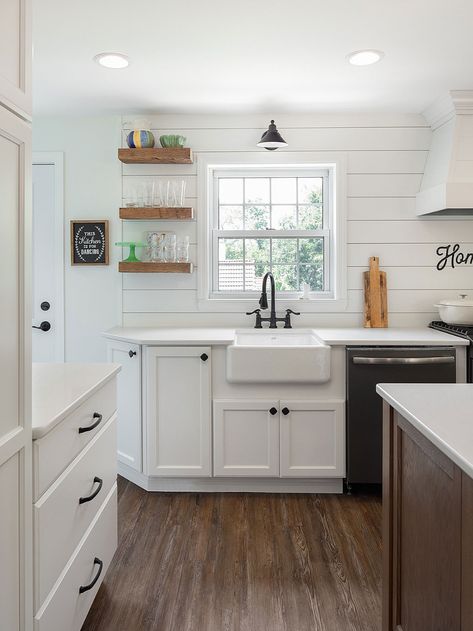 27+ Shiplap Backsplash ( WARM & SLEEK ) - Wood Backsplashes White Wood Backsplash, Shiplap Accent Wall Kitchen, Small Farm Kitchen, White Farm Kitchen, Shiplap Backsplash Kitchen, Kitchen Shiplap, Maryland Summer, Peninsula Kitchen, Shiplap Kitchen