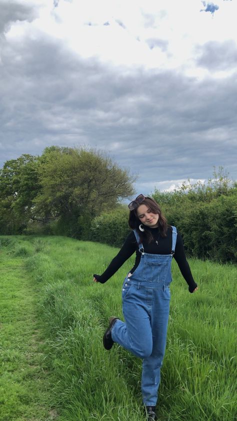 Sweaters And Overalls Outfits, Girly Overall Outfits, Dark Wash Overalls Outfit, Mid Size Overalls Outfit, Long Sleeve Overall Outfit, Dark Overalls Outfit, Lotte World Outfit, 26 Birthday Outfit, Hoodie With Overalls