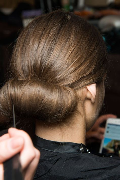 The "Croissant Bun" is the hairstyle to rock with dirty hair. Second Day Hairstyles, Lela Rose, Nova York, Hair A, Spring 2017, Fashion Pictures, Bun Hairstyles, Hair Hacks, Runway Fashion