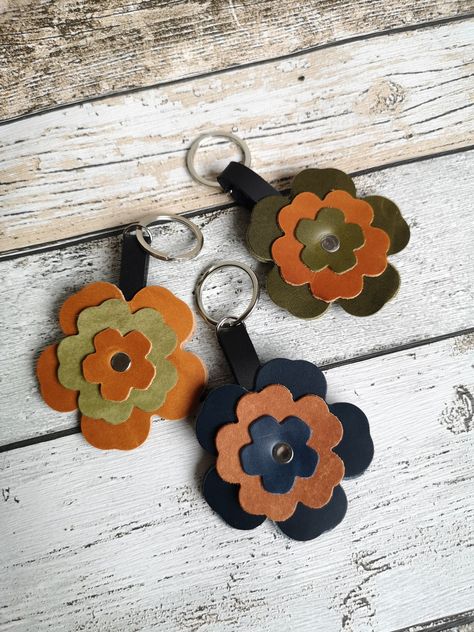 Leather Flower Keychain, Keychain Leather Handmade, Diy Leather Flowers, Diy En Cuir, Leather Accessories Handmade, Mini Gift, Diy Handbag, Simple Leather, Leather Keyring