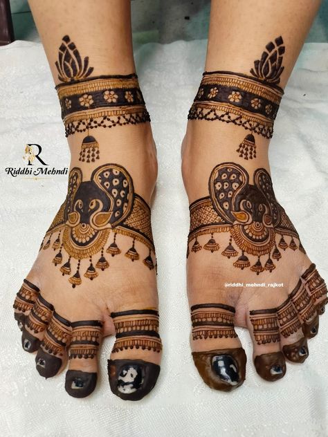 🪷 Book your appointment now Kids Leg Mehendi Design, Feet Mehandi Designs Bridal, Mehndi For Foot, Lag Mehndi Design, Simple Leg Mehendi Design, Legs Henna, Feet Mehndi Designs, Leg Mehandi, Leg Mehndi Design