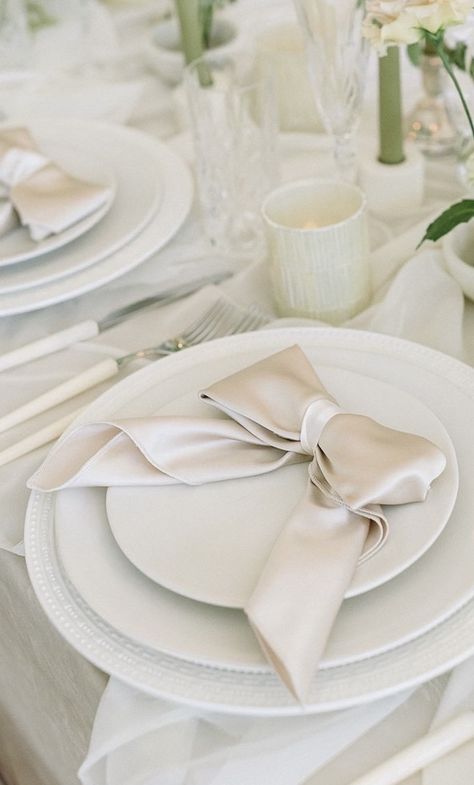 Wedding Napkin Folding, Wedding Table Placement, Cheap Wedding Table Centerpieces, Rustic Wedding Details, Winter Wedding Table, Rustic Winter Wedding, Wedding Tablecloths, Wedding Floral Centerpieces, Wedding Place Settings