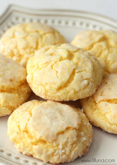 Soft and delicious Gooey Butter Cookies. Ingredients: yellow cake box mix, butter, vanilla, cream cheese, egg, powdered sugar Yellow Cake Mix Cookies, Ooey Gooey Butter Cookies, Butter Cake Cookies, Quick Cookies Recipes, Gooey Butter Cookies, Gooey Butter Cake, Cream Cheese Cookies, Butter Cookies Recipe, Cookie Calories