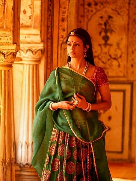 Aishwarya rai in Jodha Akbar Aishwarya Rai Jodha Akbar, Rajasthani Dress, Jodha Akbar, Royal Indian, Indian Women Painting, Favourite Movie, Royalty Aesthetic, Bollywood Outfits, Indian Photoshoot