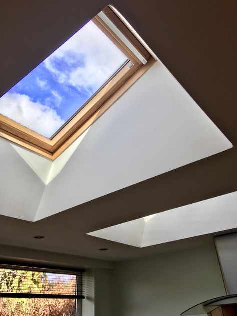 Vaulted Windows, Diy Skylight, Skylight Living Room, Skylight Ideas, Feature Window, Skylight Installation, Ideas Terraza, Roof Skylight, Skylight Design