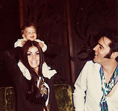 Young family 1969- Elvis Presley Lisa Marie Presley and Priscilla Elvis And Priscilla Presley, Elvis Presley Priscilla, Elvis And Me, Elvis Presley Family, Filmy Vintage, Elvis Presley Pictures, Elvis And Priscilla, Elvis Presley Photos, Priscilla Presley