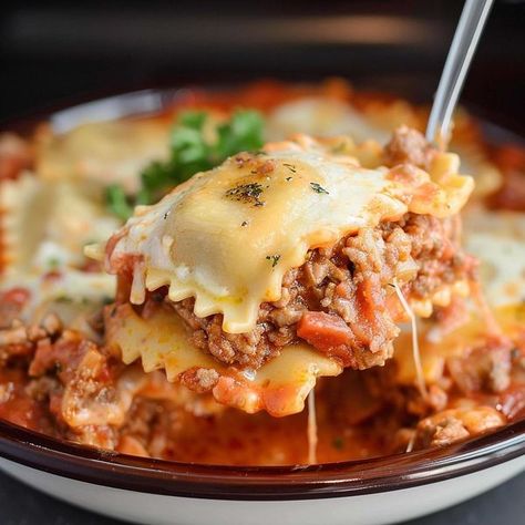 Tasty Recipes Slow Cooker Ravioli Lasagna, Slow Cooker Ravioli, Easy Goulash, Comforting Meals, Cream Cheese Spinach, Pasta Ideas, Pasta Cheese, Yummy Pasta, Ravioli Lasagna