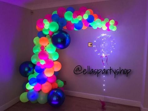 Neon Balloon Arch, 15th Birthday Party Ideas, Glow In Dark Party, Neon Birthday Party, Space Iphone Wallpaper, Glow Birthday Party, 36th Birthday, Neon Birthday, Glow Birthday