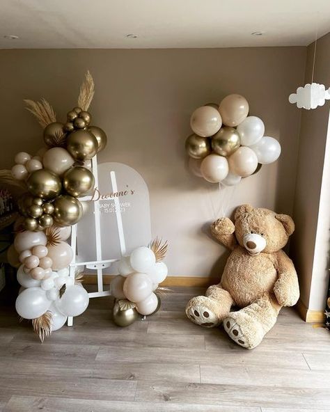 Teddy Bear Balloon Arch, Gold And White Baby Shower Ideas, White And Gold Baby Shower Ideas, Baby Shower Brown Theme, Beige Baby Shower Ideas, Simple Baby Shower Backdrop, Neutral Baby Shower Backdrop, Bear Balloon Arch, Bear Balloon Garland