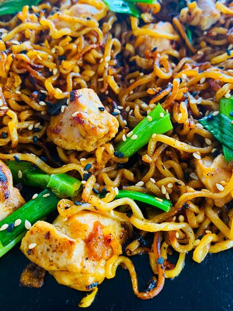 Blackstone Garlic Sriracha Chicken Ramen is a stir fry noodle recipe for the griddle or flat top grill, so easy and best way to enjoy ramen! Nashville Hot Chicken Bites, Garlic Sriracha Chicken, Honey Sriracha Brussel Sprouts, Stir Fry Ramen Noodles, Chicken Ramen Noodle Recipes, Italian Spaghetti Sauce, Stir Fry Noodles Recipe, Fried Ramen, Grilled Buffalo Chicken