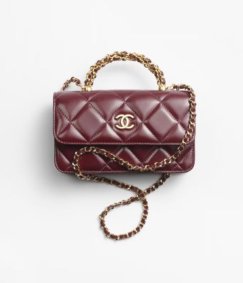 Clutches with Chain of the Fall-Winter 2024/25 Pre-Collection collection: Flap Phone Holder with Chain, shiny lambskin & gold-tone metal, burgundy on the CHANEL official website. Chanel Top Handle Bag, Chanel Mini Flap Bag, Chanel Top, Chanel Clutch, Moda Chanel, Chanel Watch, Burgundy Fashion, Mode Chanel, Fashion Chanel